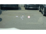 【ヘッドアップディスプレイ】前方に浮かんでいるように車速やナビゲーション、アクティブディスタンスアシスト・ディストロニックの設定内容など、運転に必要な情報が目を離さずに確認できます。