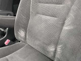 助手席シートに擦れがあります。