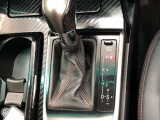 操作しやすいATシフトです。シフトチェンジを気にしなくてよいので運転だけに集中できますね。自然と手に届くところにある、手になじむ形状のシフトノブがいいですね。
