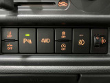 【運転席インパネスイッチ】安全装置関係のスイッチも操作しやすい位置に配置されています。