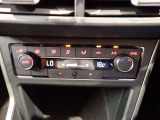 2ゾーンフルオートエアコンを装備。運転席と助手席、それぞれ独立して温度の設定ができます。
