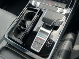 軽く操作するだけで、Audiの精密なメカニズムとドライバーの意思がシンクロし、洗練された走りの始まりを予感させるエレガントなインターフェースです。