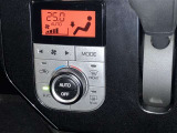 設定温度を維持してくれる便利なオートエアコンが装備されています♪