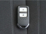 【スマートキー装備】キーを携帯していれば、前席のドアハンドルを握るだけでドアが解錠します。
