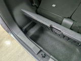 荷室フロア下には便利なアンダーボックスを装備。洗車用品や普段は隠しておきたい小物をすっきりと整理収納でき、荷室をより広く活用できます。