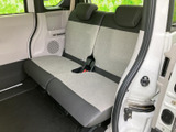 後部座席も十分なスペースを確保しており、快適な空間を実現。ゆったりとくつろげる座り心地です。