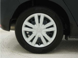 ◆純正ホイール装着車◆シンプルなデザインのホイールキャップ付きです。