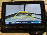 リバースギアに入れるだけで後方の表示へ切り替わります。夜間や雨の日の駐車も楽になりますよ。