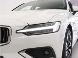 ひときわ印象的なT字型のLEDヘッドライトは、新世代のボルボを象徴するユニークなアイコンとなっています。LEDデイタイム・ランニング・ライトやポジションライト、ウインカーの役割も果たします。