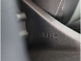 【サイドエアバッグ】 車両側面に衝撃が加わった際に、音響センサーによって瞬時に展開、主に乗員の胸部を保護します。 ※カーテンエアバッグとの併用によってより大幅に安全性を向上させます。