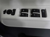 運転席のパワーウインドスイッチで全席窓の開閉・ロック操作ができます。