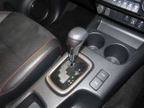誤操作の少ないゲート式シフトレバーを装備しております。