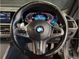 【ハンドル】ドライバーとBMW車の一体感がダイレクトに伝わるステアリングホイール。形状・太さへの拘りに加えて、操作性を高める為にスイッチ類も配置。クイックかつ安定のドライビングを体感下さい!