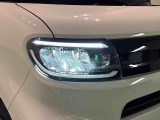 対象物が見やすく白く明るい光で夜間走行をサポートするフルLEDヘッドランプ(サイドビューランプ、クリアランスランプ、マニュアルレベリング機能付き)を装備