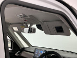 【サンバイザー】車内で身だしなみを整えるためのバニティミラーがセット。お化粧直しや髪型のチェックに活用できます。