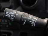【バリアブル間欠ワイパースイッチ】車速に応じてワイパーの間隔を自動的に調整する機能。雨の量や車速に応じてワイパーの間隔を最適化し、視界を確保することができます。