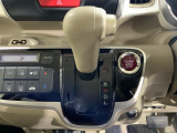 自然に手が届く距離に配置されたシフトレバー。