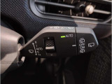 MINIの内装はとにかく『円』に拘ったデザインコンセプトが一目で伝わってきます。これほど円形に拘った車は他に御座いません。伝統のデザイン、トグルスイッチなど遊び心のある内装で御座います。