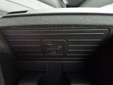 いわゆる「置くだけ充電」、スマートフォンのワイヤレスチャージングが可能となっております。
