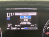 レーンディパーチャーアラート付です。ウインカーを出さずに車線を逸脱しようとすると、ブザーとディスプレイで注意喚起し、ステアリング制御が作動しドライバーに車線逸脱防止を促してくれます。