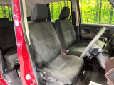 運転席まわりには十分なスペースがあり、大柄な方でもゆったり運転していただける環境です。