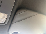 【チケットホルダー・運転席側】有料道路の通行券や駐車券を収納できるバニティミラー付きのサンバイザー。