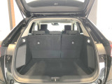 【カーゴスペース】開口部が広く荷物の出し入れがしやすく、シートを倒せばさらに広く使えます。