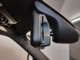 MINIではルームミラーの裏側にETCの車載器が内蔵されており、別途で車載器の購入必要なしで非常にスマート。皆様が驚かれるポイントのでもあります