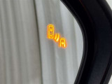 【ブラインドスポットモニター】ドアミラーでは確認しにくい後側方エリアに存在する車両をLEDインジケーターが点灯して教えてくれます☆