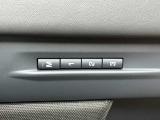 【メモリーシート】3か所のシート位置が記憶できます。これによりロングドライブ等でドライバーが変わっても瞬時に座席位置を変更する事が可能です。
