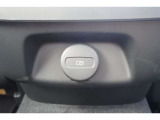 アームレスト後ろにUSB Type-Cの充電ポートを装備。シガーソケットからの変換アダプタをご用意いただく必要がございません。