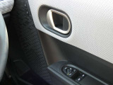 ドアとウィンドウのロックも可能で、後部座席にお子様が乗車しても安心です!