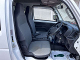 [フロントシート]ベンチシートなのでゆったりとシートに座れます♪運転席が前後のスライドに加えて、上下の調節も可能です!
