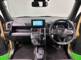 シルバーステッチ&カモフラージュ柄のシートが気分を高める運転席に加えてUV&IRカット機能付きフロントガラスの面積や位置取りが良く、高いアイポイントで前方・右前・左前方向の見通しがいいですよ!