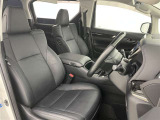 高いホールド性で運転姿勢が安定します。長距離ドライブでも疲れにくいのが魅力です。快適なドライビングライフをお送りください♪