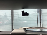リア側ドライブレコーダー。運転中の映像・音声などを記録して、交通事故やトラブルが起きた時の正確な状況把握に役立つドライブレコーダーが装着されています。