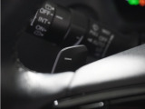 ◆減速セレクター装備◆ステアリングホイールの左右に取り付けられた2つのパドルスイッチで減速の強さを調整。 左側の「-」を操作すると減速を強く、右側の「+」を操作すると減速を弱くすることができます。
