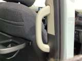 後部座席には乗り降りする際の補助、走行中の揺れを抑えるための手すりも付いております。高齢者や小さいお子様がいるご家庭では重宝されます。