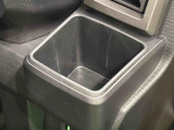 運転席埋め込み式カップホルダー(太ボトル600mm収納可能)