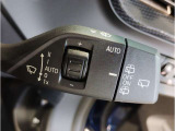 【ドライバーコックピット】人間工学に基づきドライバー中心にすべての操作パネルを設計。ドライバーが直感的に操作できる様にドライバー側にわずかに傾斜。常に運転に最適な姿勢/視線を保つ事が出来ます!