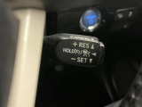 クルーズコントロール機能が付いています。 速度を設定するとアクセルを踏まなくても一定の速度で走ることができます。  高速道路ではとても便利な装置なんです。