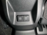 アクセサリーソケットや、携帯の充電などに便利な充電用USBポート(USB Type-C)を装備!車内にあると便利なアイテムのひとつですねセンタコンソールリヤ側