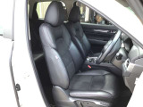 マツダは運転手中心の車つくりを行っております。上部に視認ゾーン、手が届く位置に操作ゾーンを配置し、運転に集中できるコックピットを演出しております☆