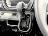 すぐ手が届く位置で、スムーズに運転を楽しめる配慮をしています。