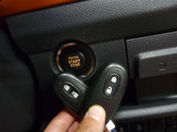 持っているだけでドアの開閉とエンジン始動が行える、便利なスマートキー装備車両です!