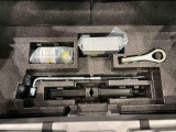 ラゲージの下にはジャッキや応急パンク修理セットが備わっています