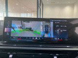 【全周囲カメラ】全周囲カメラ装備車両で御座いますので、狭い駐車スペースでもお車の全体図が確認でき、障害物との接触を未然に防ぐことが可能です。