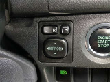 格納式リモコンドアミラースイッチ。狭い駐車場などの利用の際、運転席でドアミラーを格納でき便利です