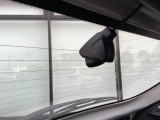 リア側ドライブレコーダー。運転中の映像・音声などを記録して、交通事故やトラブルが起きた時の正確な状況把握に役立つドライブレコーダーが装着されています。