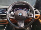 BMWのステアリングはドライバーと車体が一体感に感じれるような操作性を実現しております。また、握りやすさや操作性を向上するためにスイッチ類も配置されております。